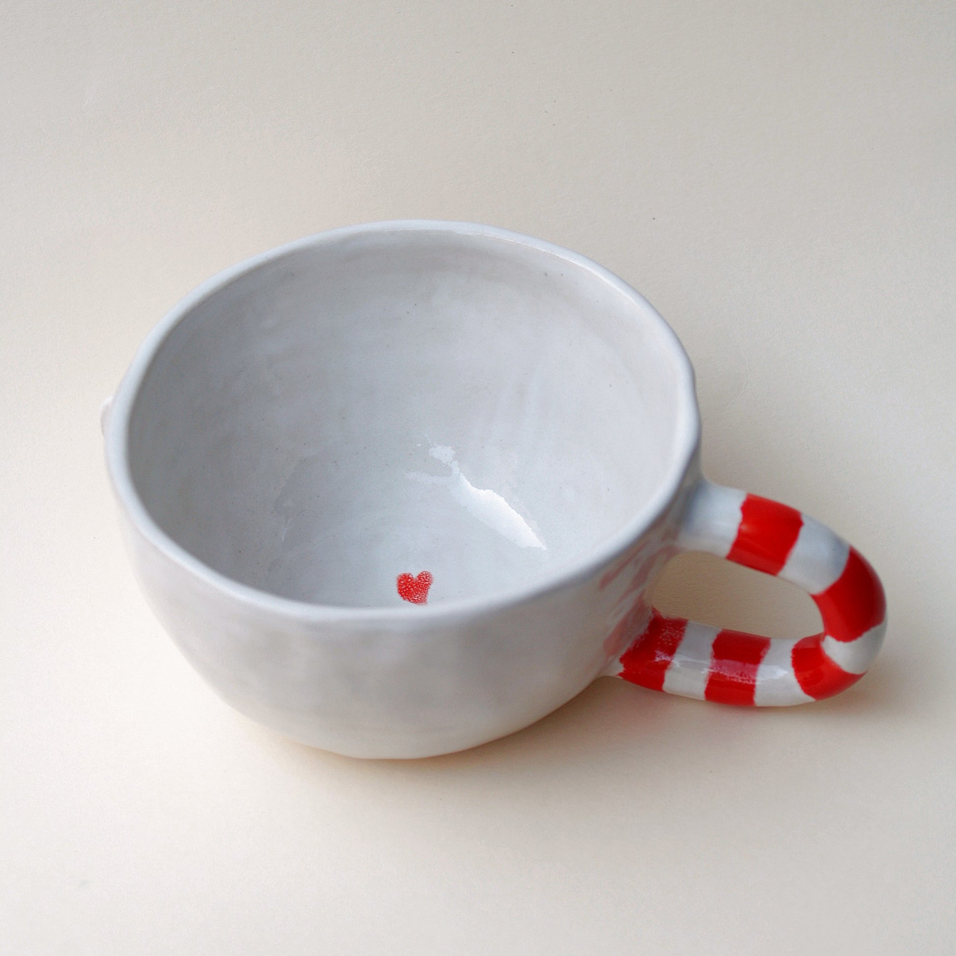 Kubek ceramiczny z pasiastym uchwytem