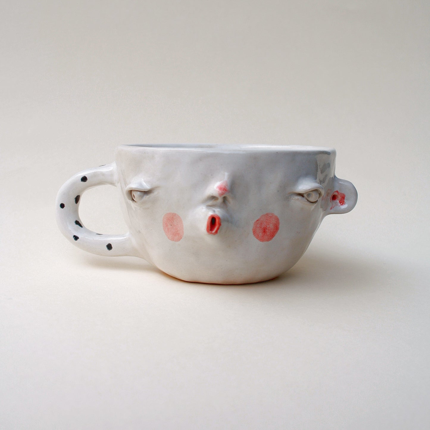 Kubek ceramiczny z twarzą w kropki