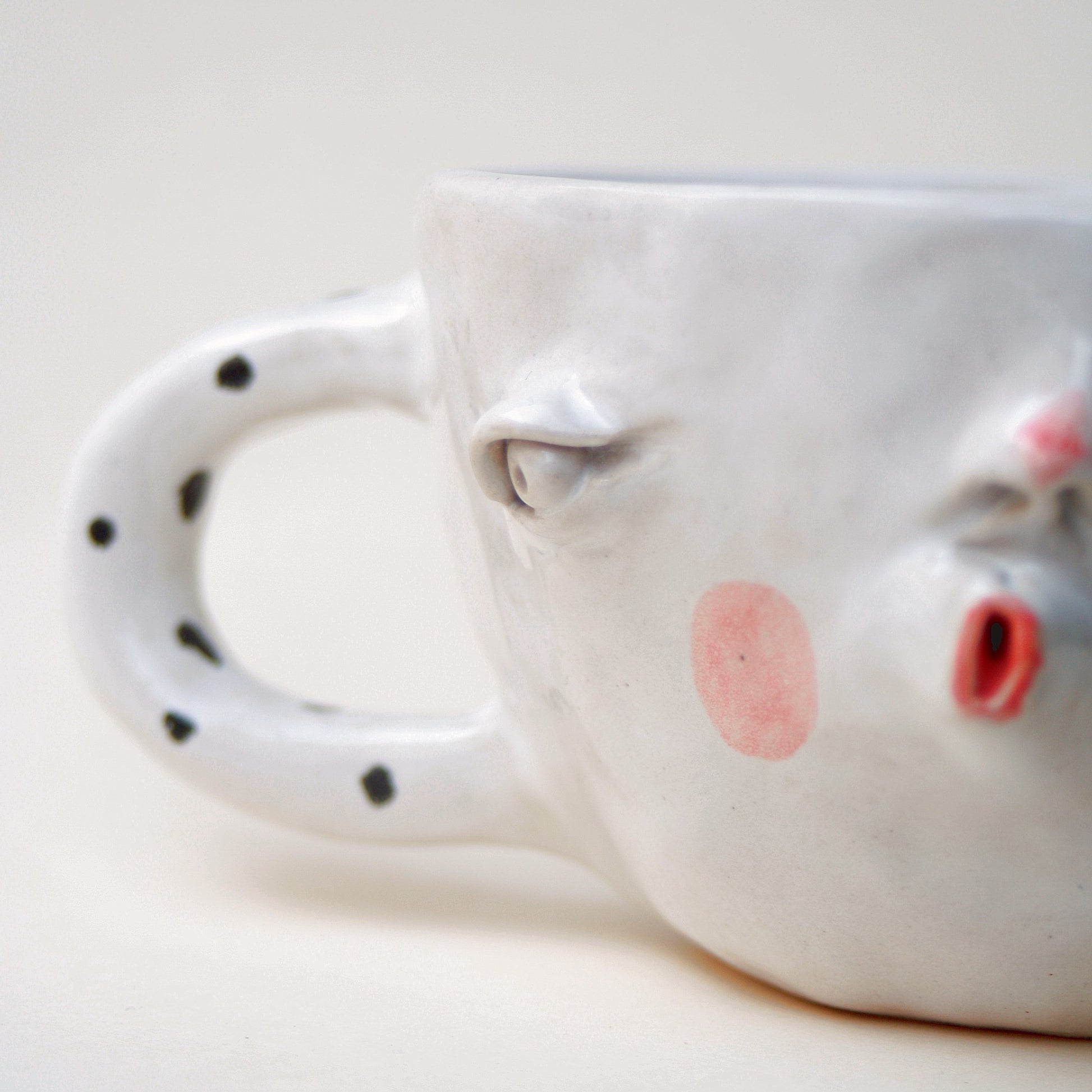 Kubek ceramiczny z twarzą w kropki