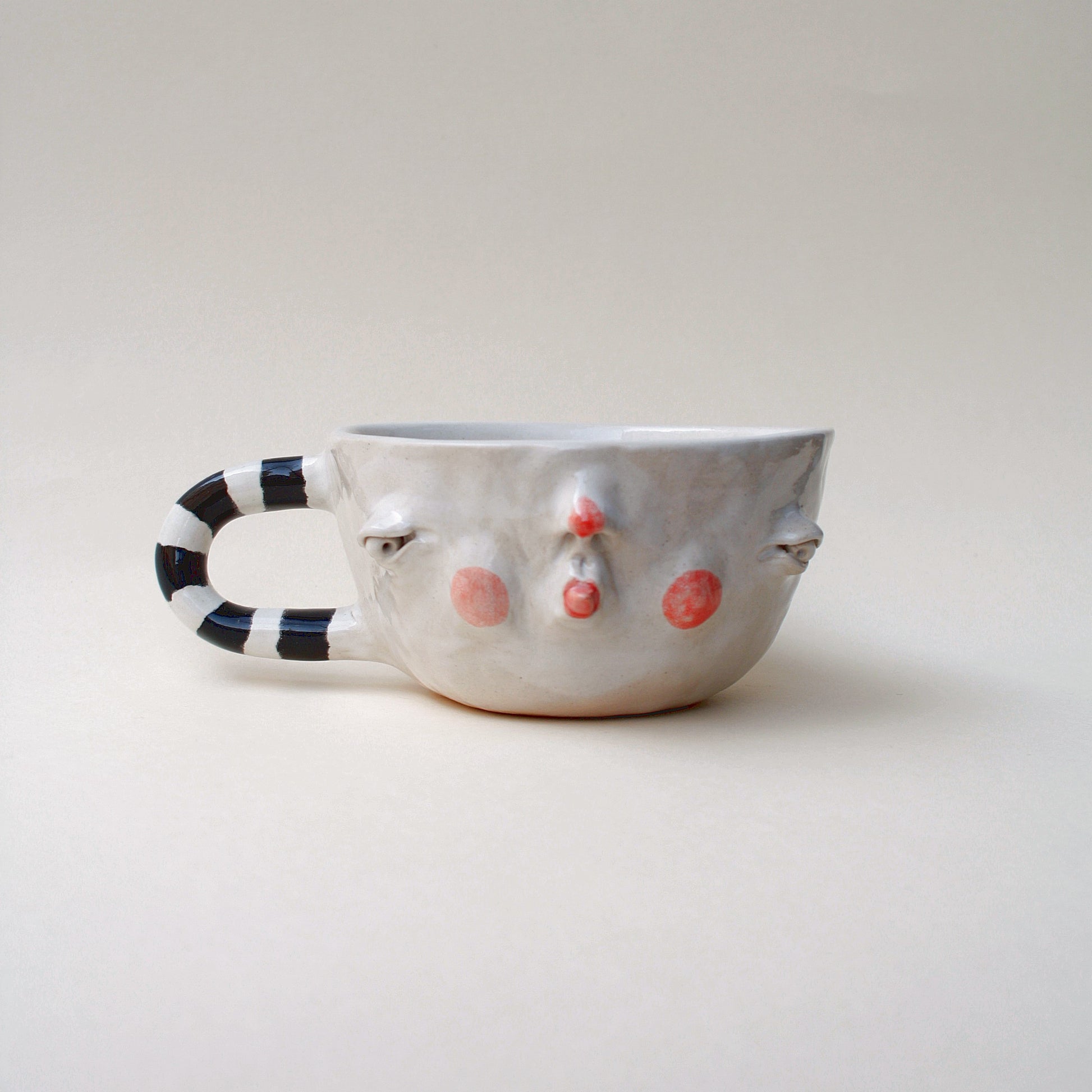 Kubek ceramiczny z czarno-białą pasiastym uchwytem
