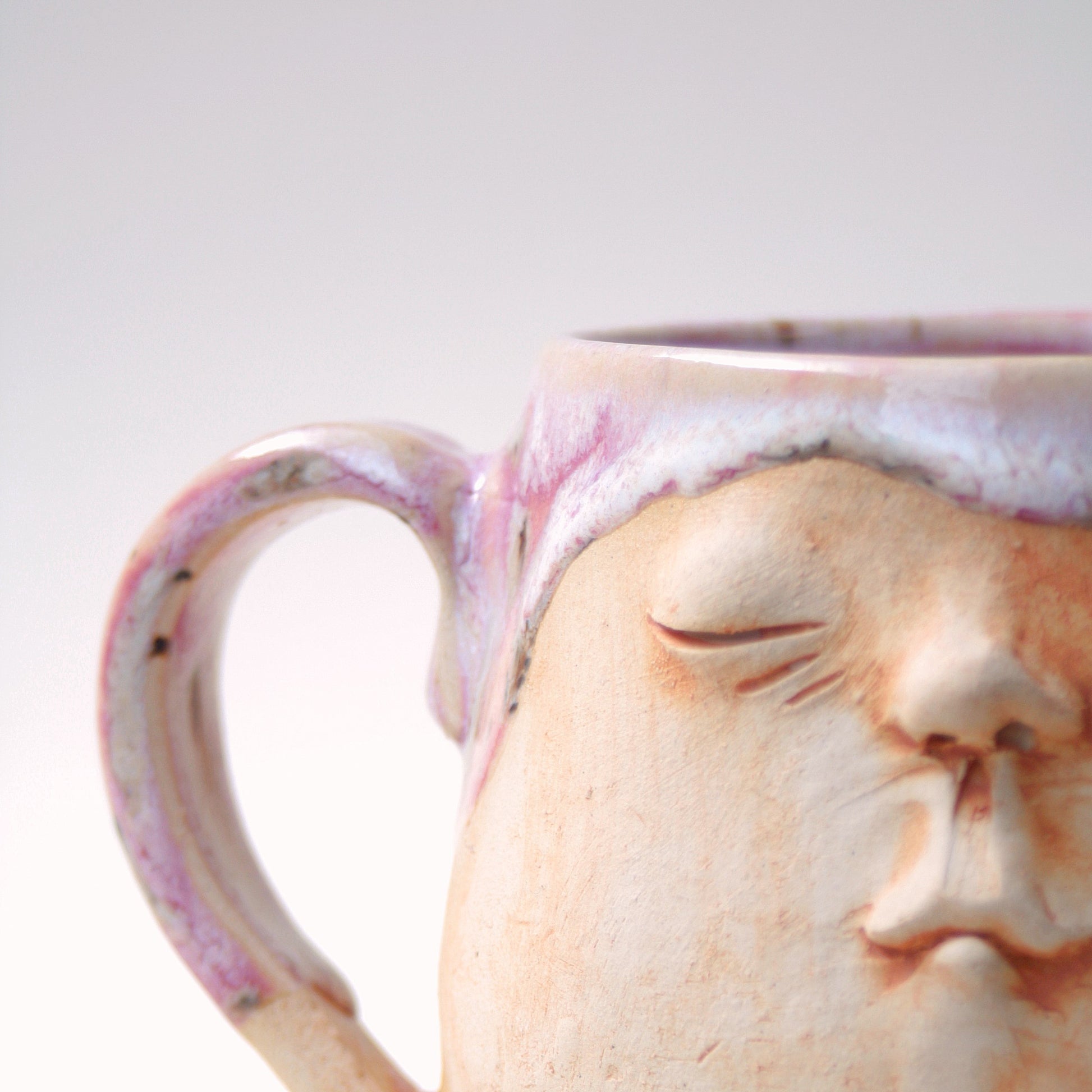 Kubek ceramiczny Śpiąca Twarz – ręcznie robiony Ceramika