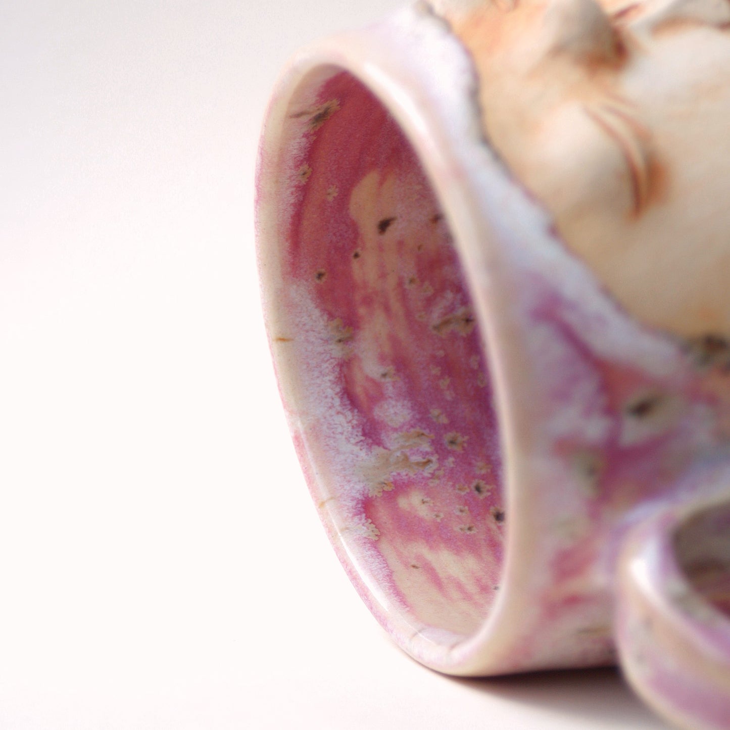 Kubek ceramiczny Śpiąca Twarz – ręcznie robiony Ceramika