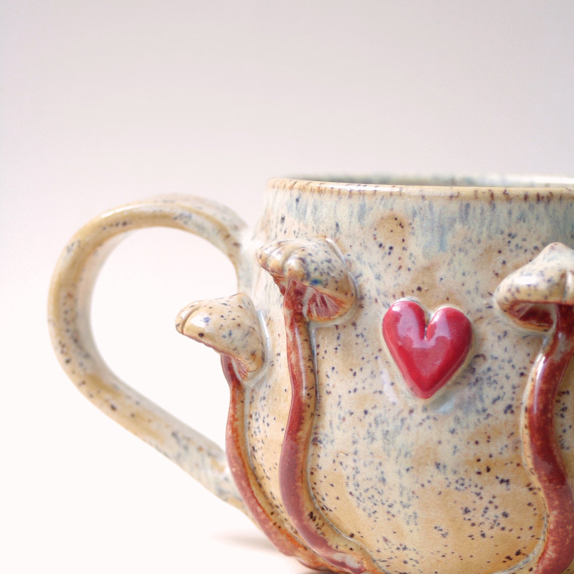 Kubek ceramiczny Grzybobranie z sercem – kremowy Ceramika