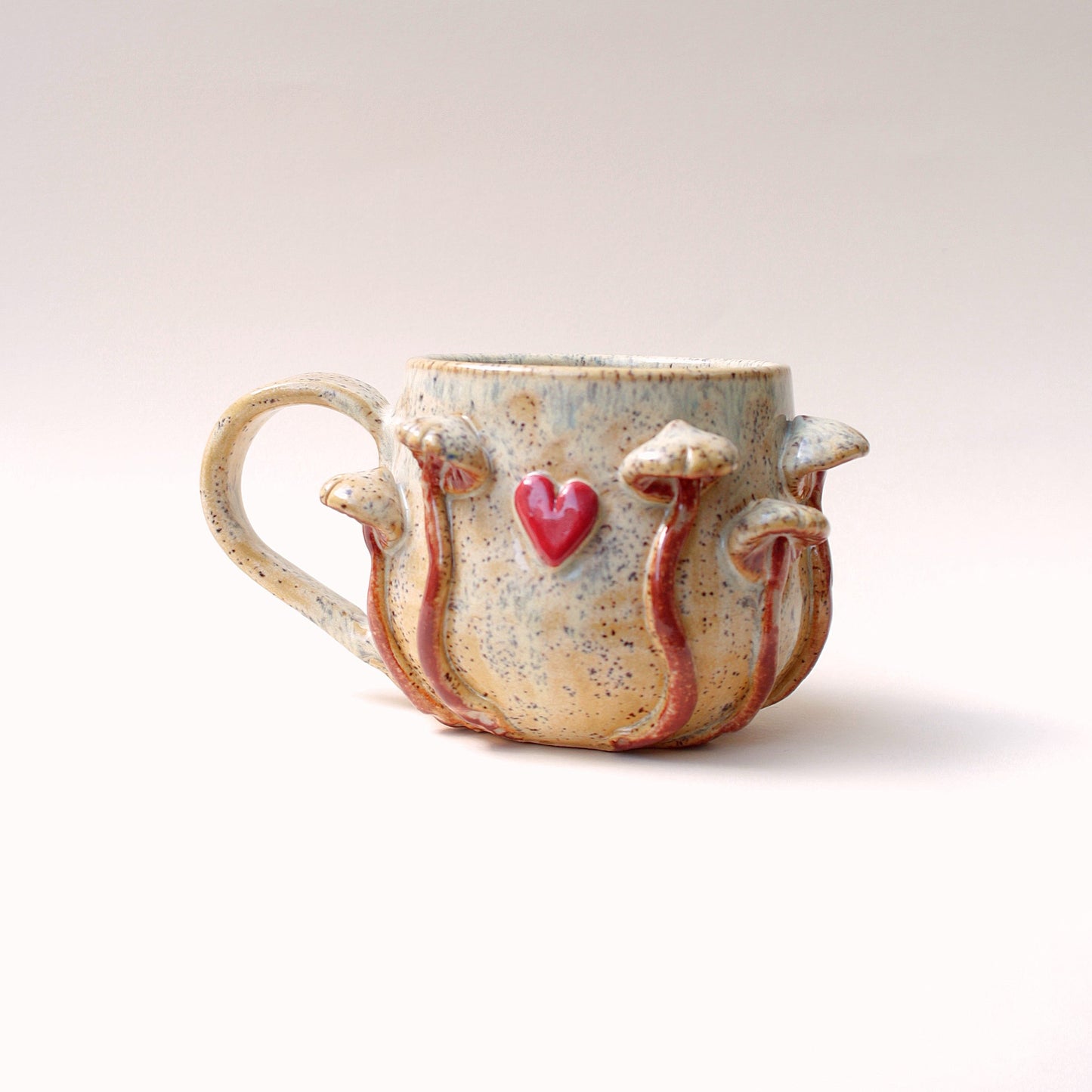 Kubek ceramiczny Grzybobranie z sercem – kremowy Ceramika