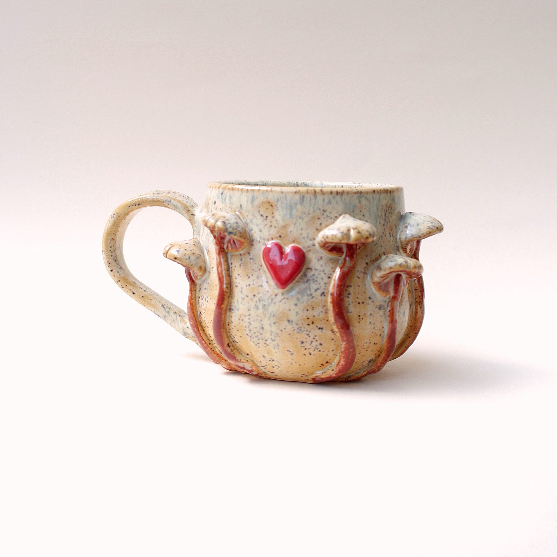 Kubek ceramiczny Grzybobranie z sercem – kremowy Ceramika