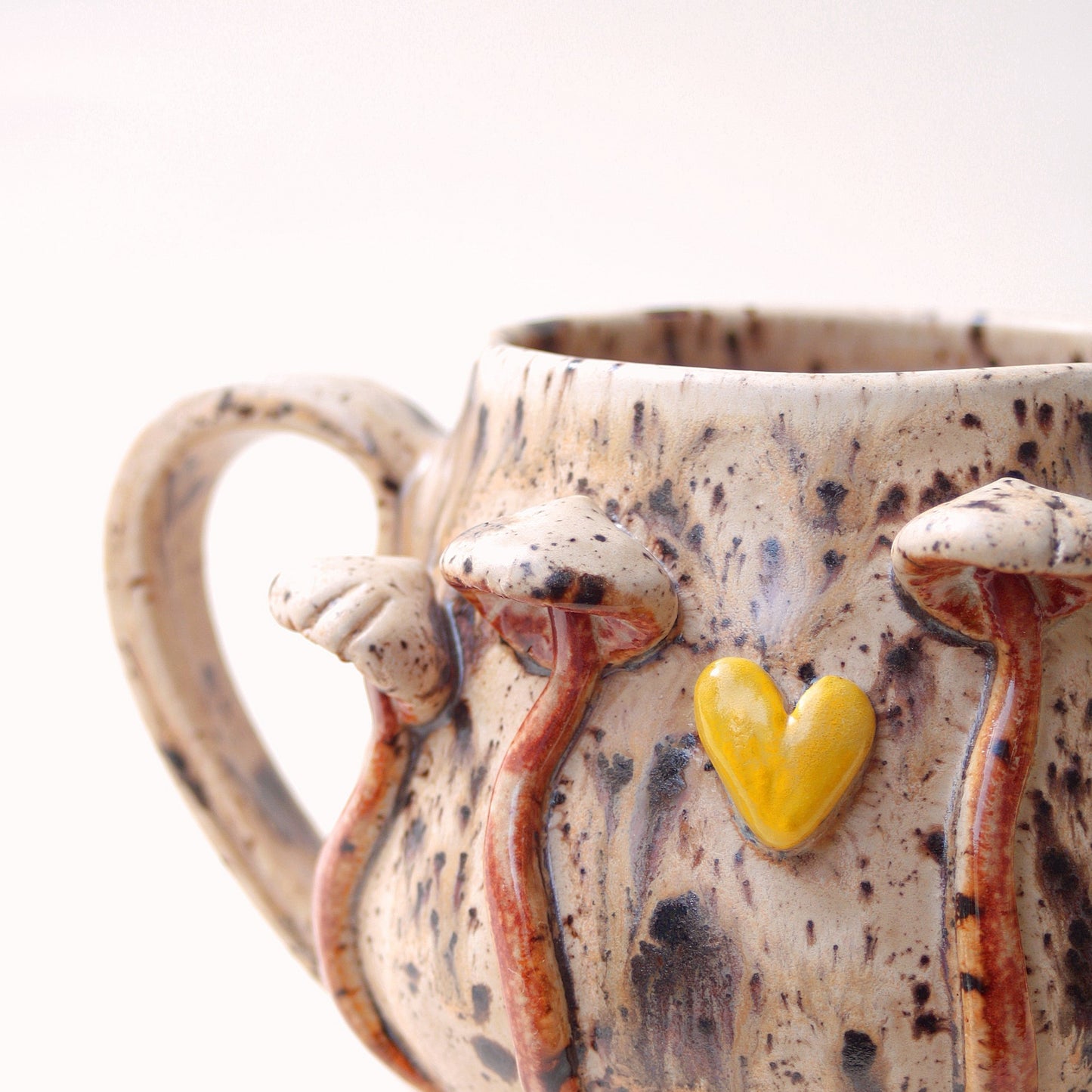 Kubek ceramiczny z grzybami i sercem – ręcznie robiony Ceramika