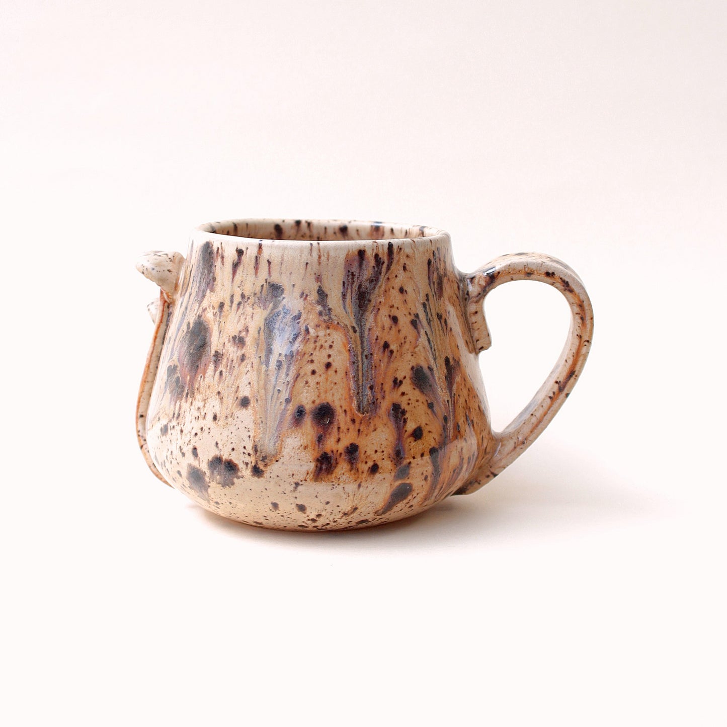 Kubek ceramiczny z grzybami i sercem – ręcznie robiony Ceramika