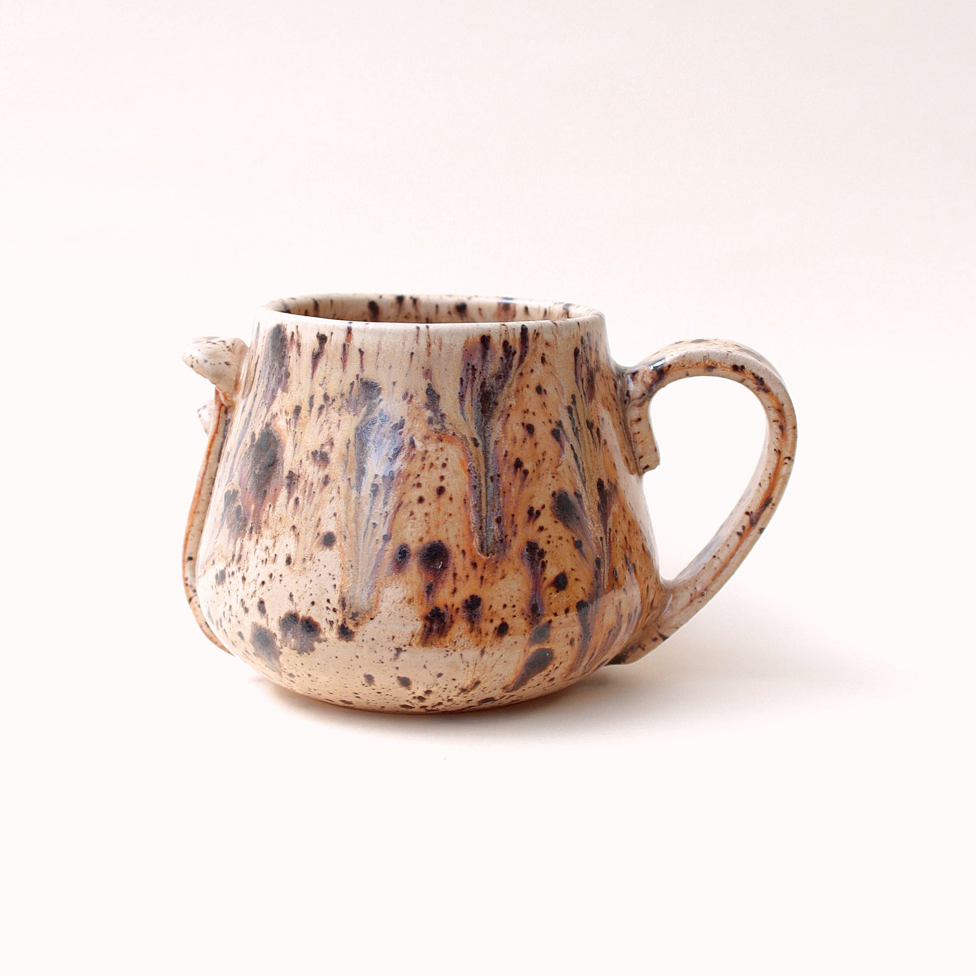 Kubek ceramiczny z grzybami i sercem – ręcznie robiony Ceramika