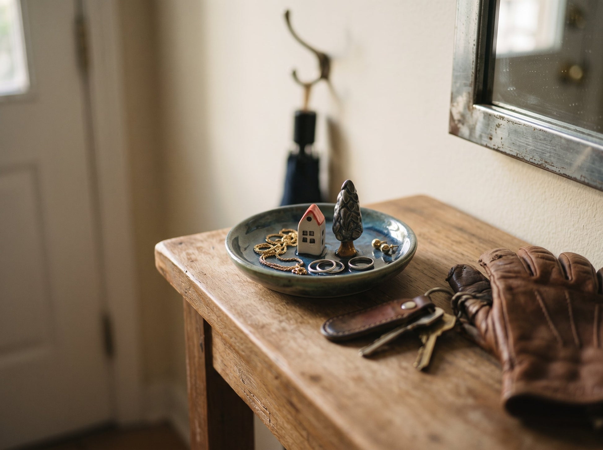 Ceramiczna miseczka na komodzie z biżuterią