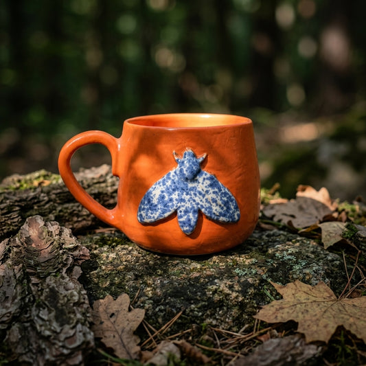Kubek ceramiczny z ćmą – pomarańczowe szkliwo Ceramika