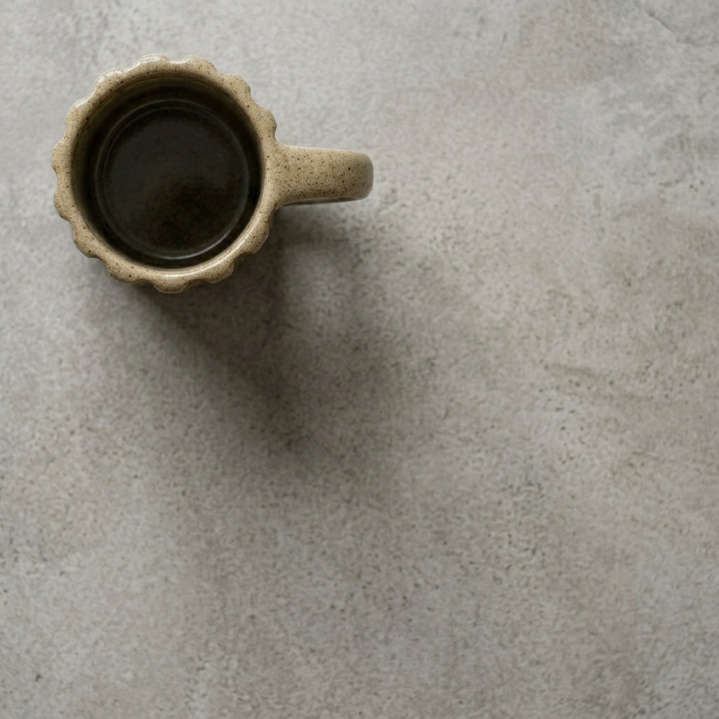 Kubek ceramiczny z pionowymi żebrami i ciemnobrązowym szkliwem