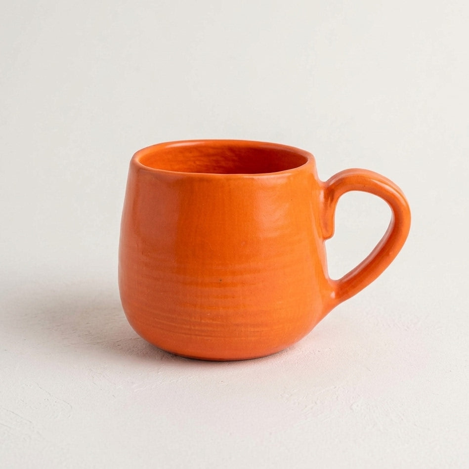 Kubek ceramiczny z ćmą – pomarańczowe szkliwo Ceramika