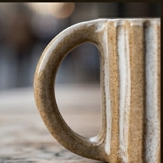 Kubek ceramiczny z pionowymi żebrami i białym szkliwem