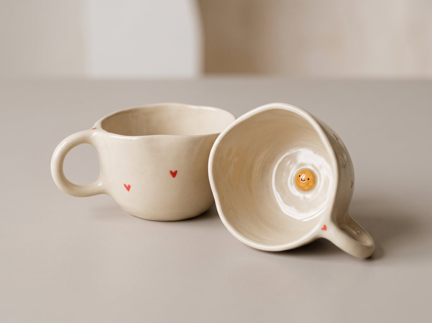 Kubek ceramiczny z jajecznicą na dnie