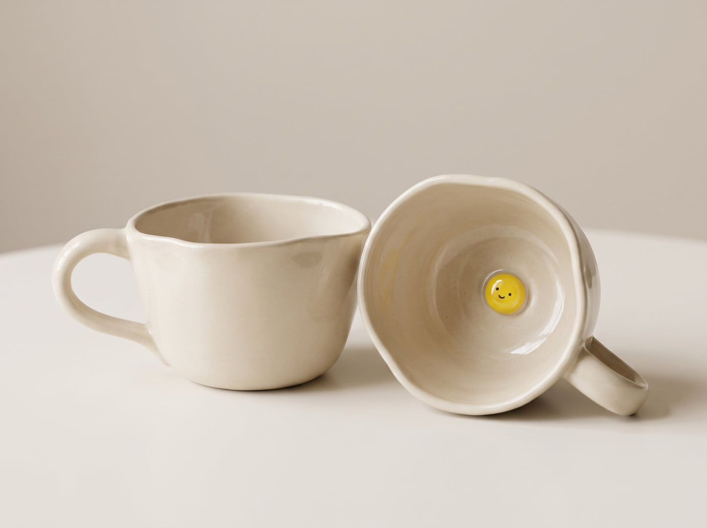 Kubek ceramiczny z jajecznicą na dnie