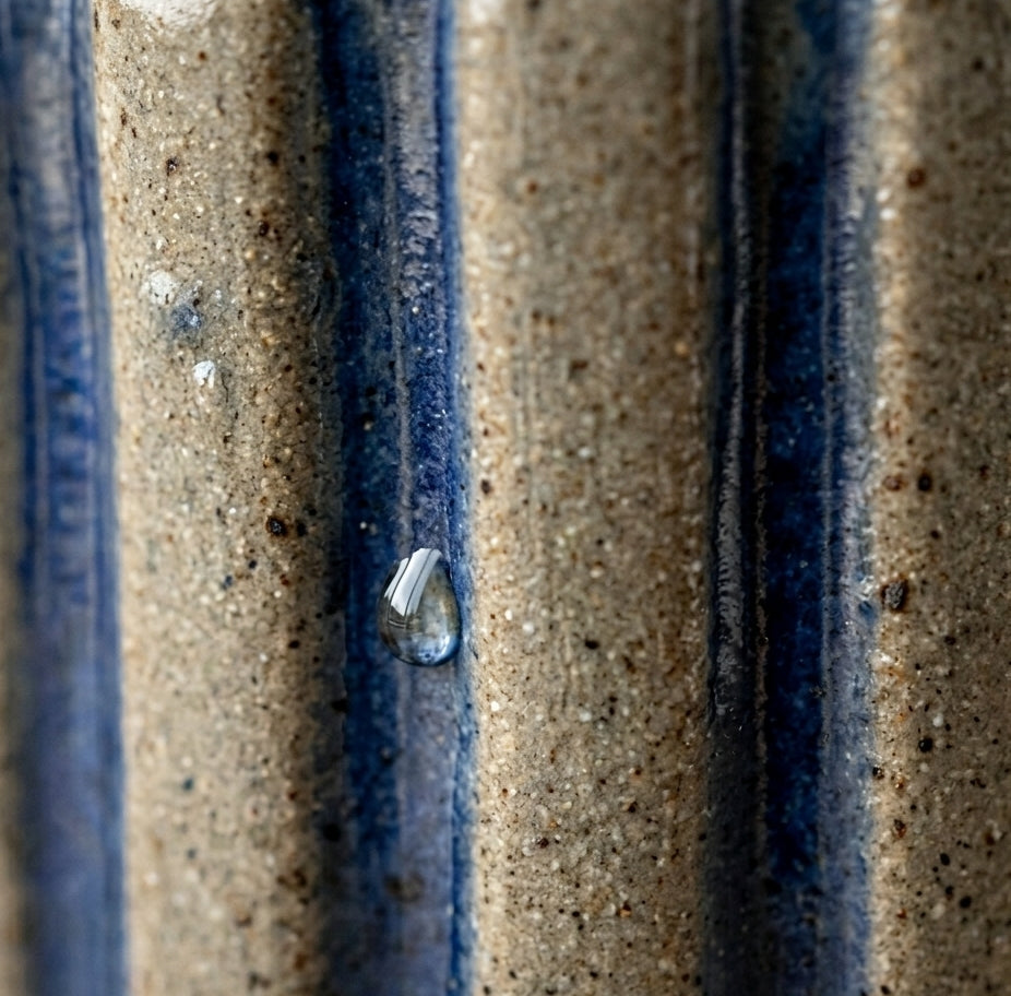 Kubek ceramiczny z pionowymi żebrami i niebieskim szkliwem Kubek ceramiczny
