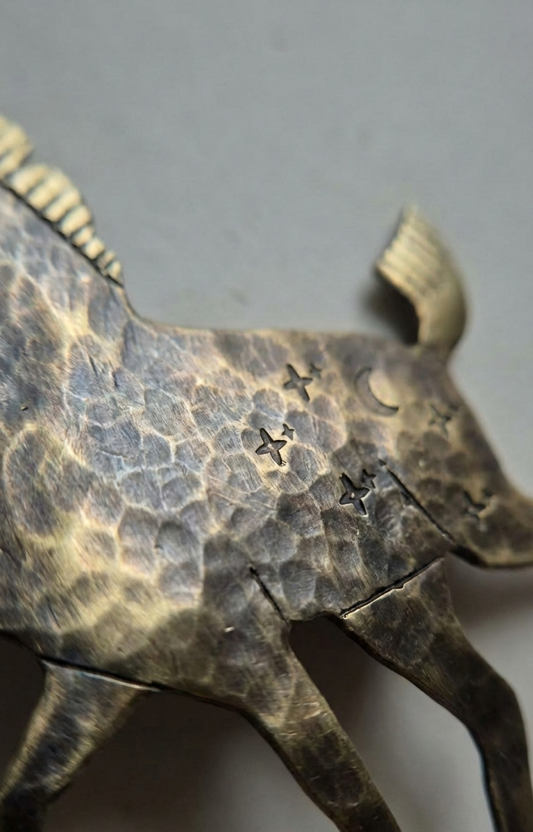 Broszka Koń z mosiądzu