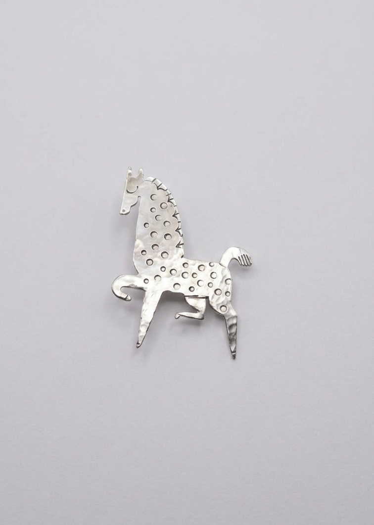 Broszka Koń stojący z melchioru