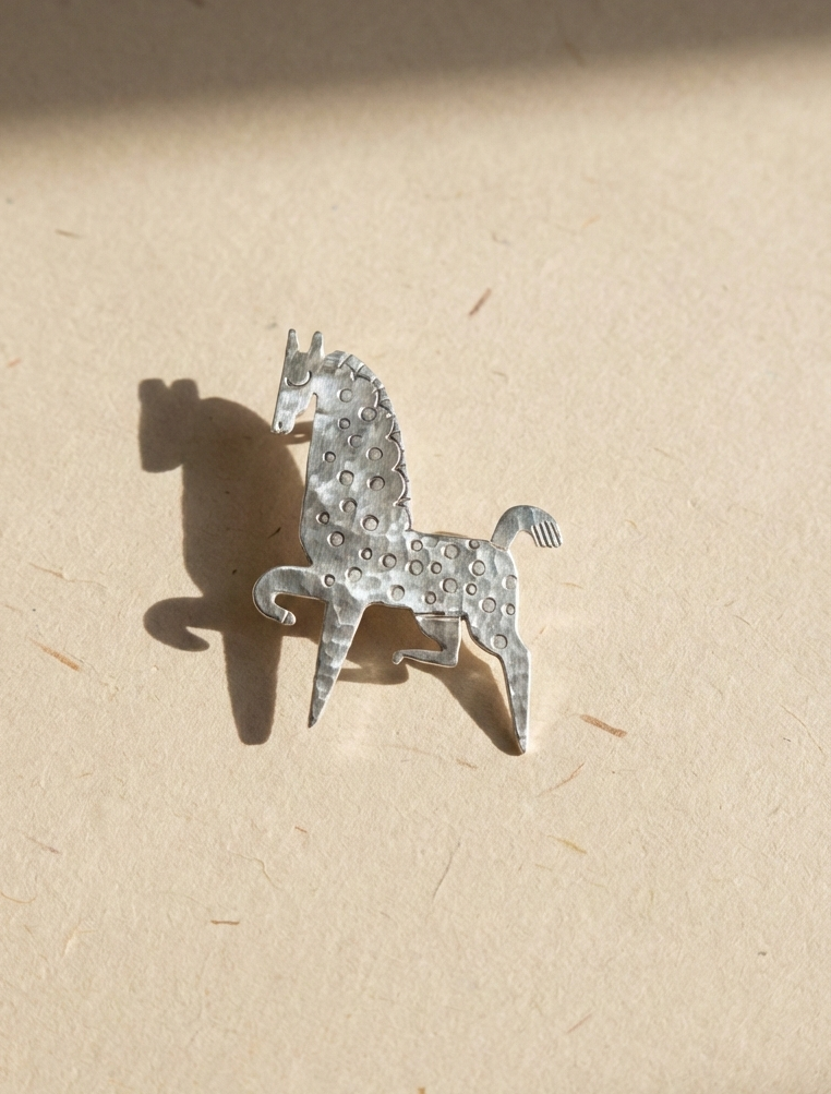 Broszka Koń stojący z melchioru