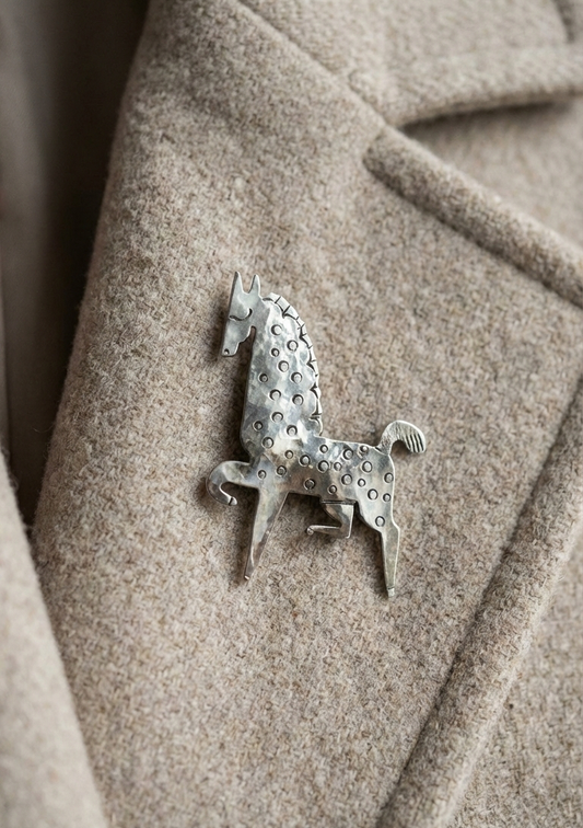 Broszka Koń stojący z melchioru