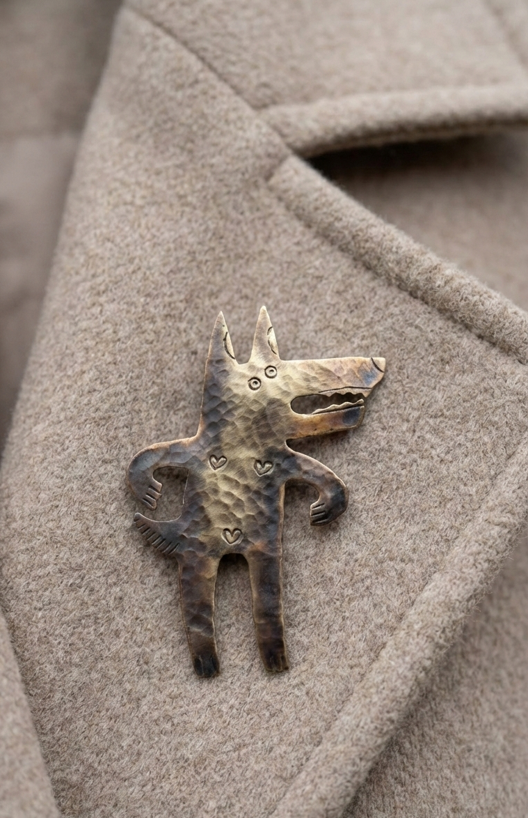 Broszka Wilczyca z mosiądzu