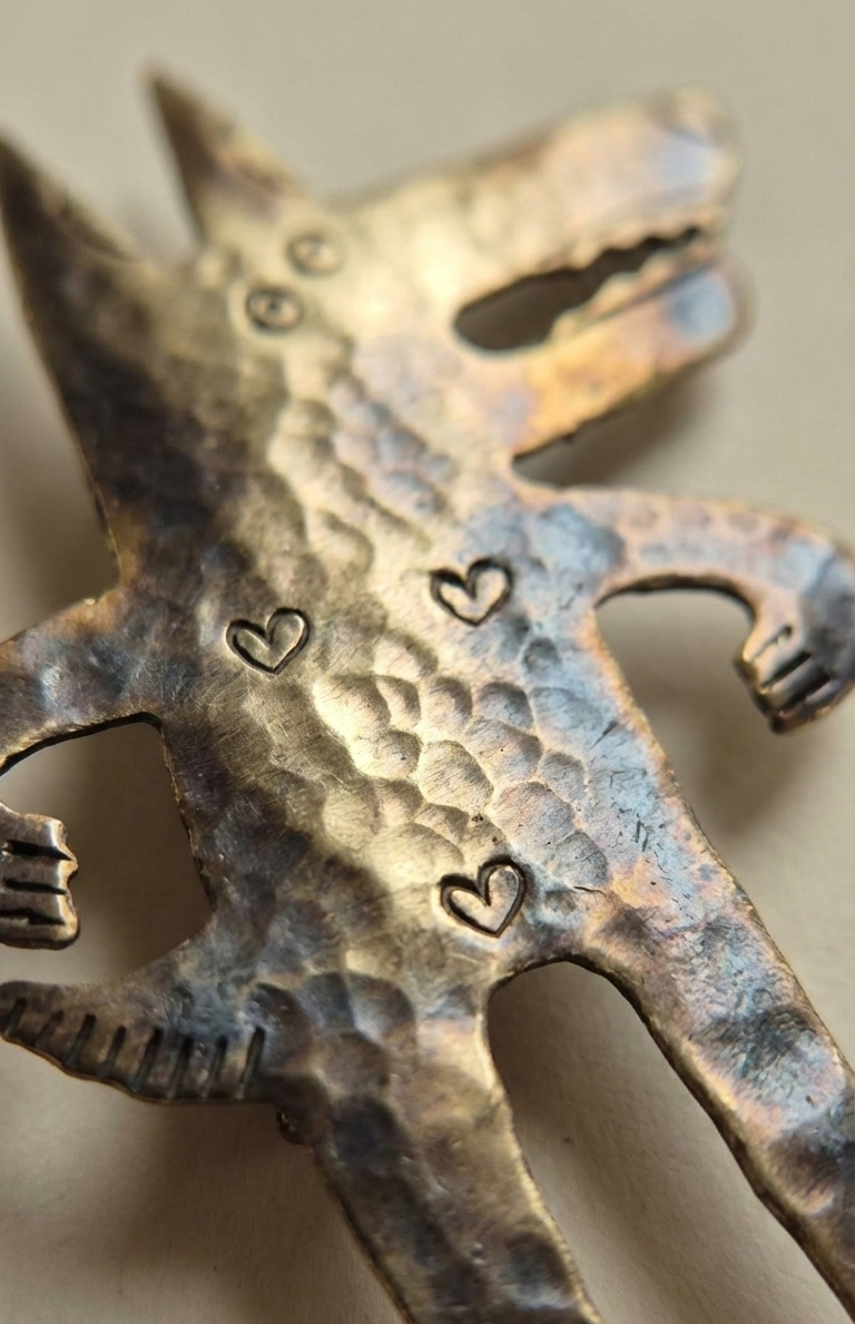 Broszka Wilczyca z mosiądzu