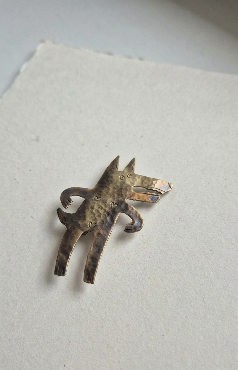 Broszka Wilczyca z mosiądzu