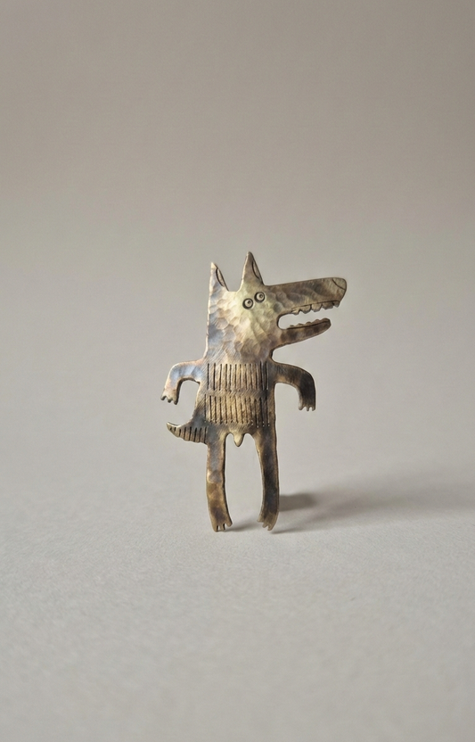 Broszka Wilk z mosiadzu