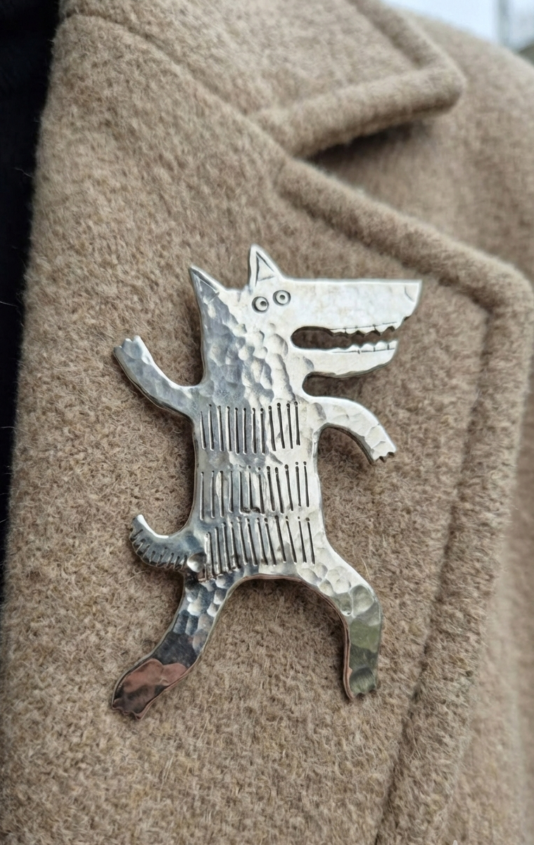 Broszka Wilk z melchioru