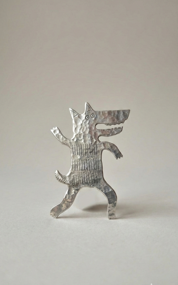 Broszka Wilk z melchioru