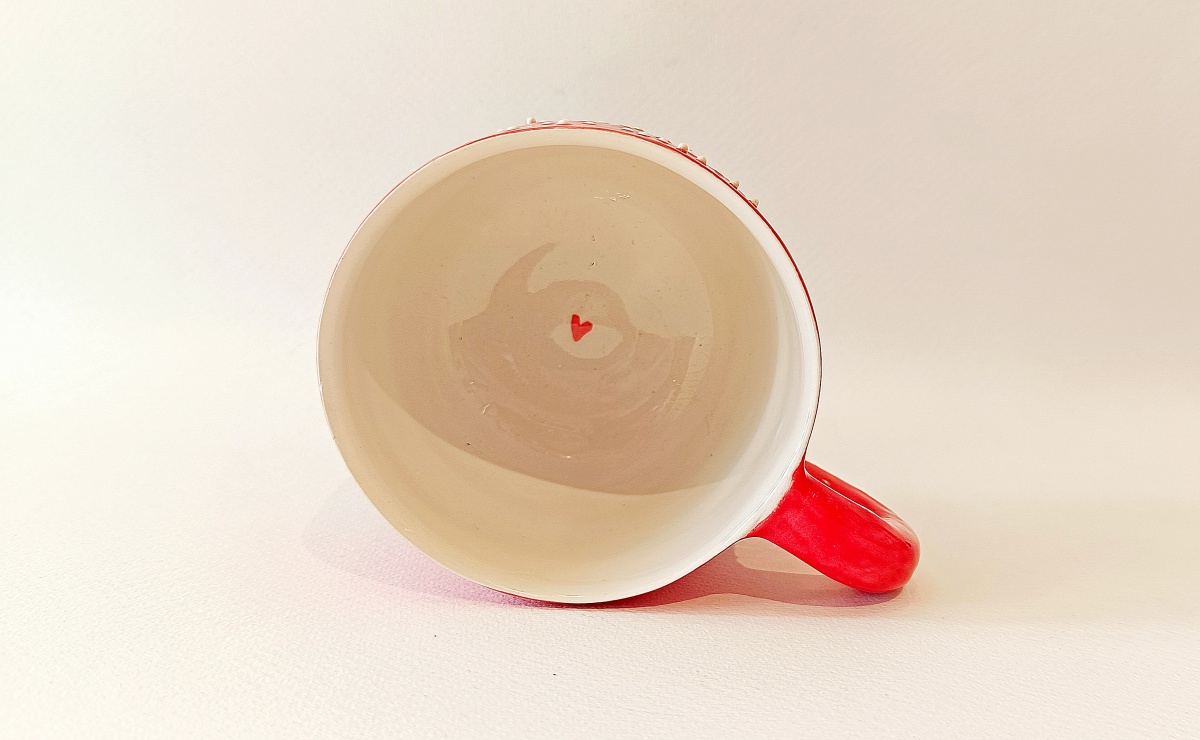 Kubek ceramiczny handmade w czerwone kropki – 280 ml