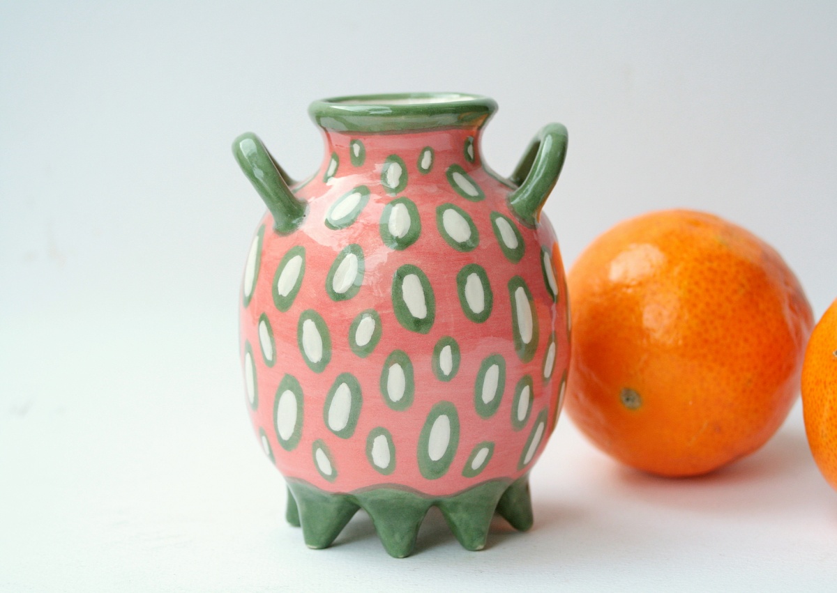   Mały wazon z ceramiki – ciepły akcent do wnętrza  