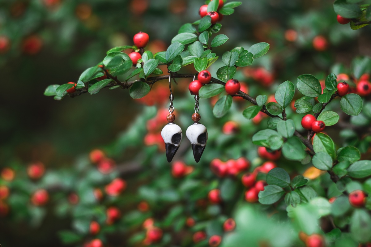 Kolczyki czaszki z brązowym koralikiem – ręcznie robiona biżuteria gotycka