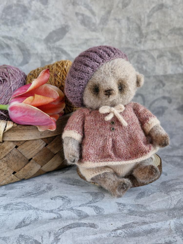 Miś w różowej sukience i fioletowym berecie – urocza kolekcjonerska zabawka