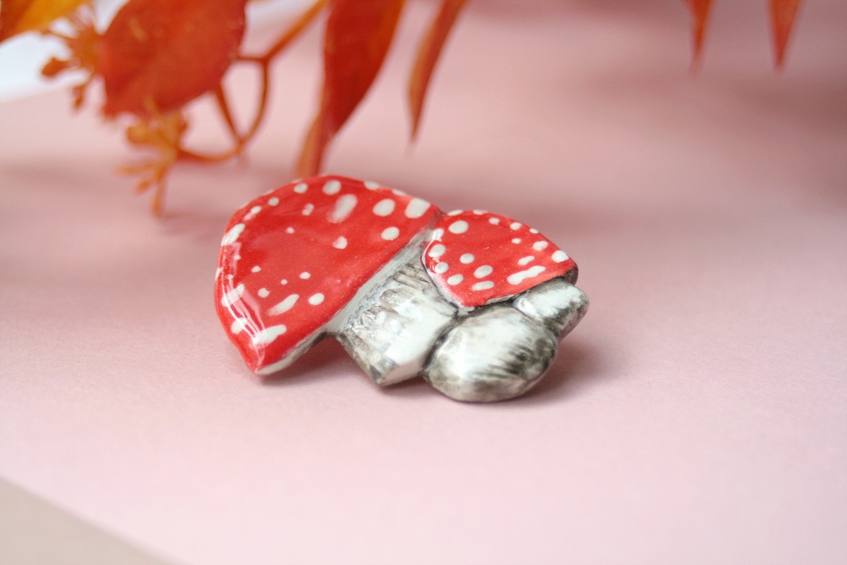 Broszka ceramiczna para muchomorów