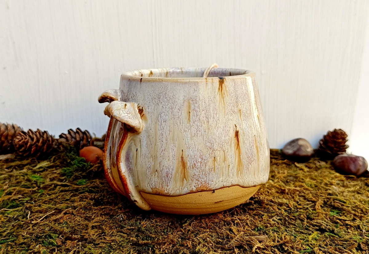 Kubek z runami i grzybami – siła natury w dłoniach  