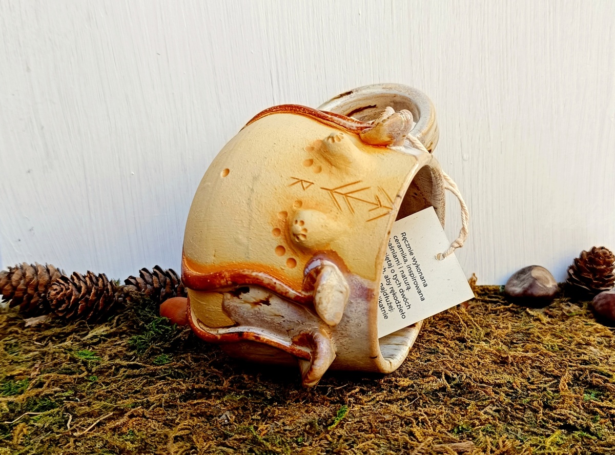 Kubek z runami i grzybami – siła natury w dłoniach  