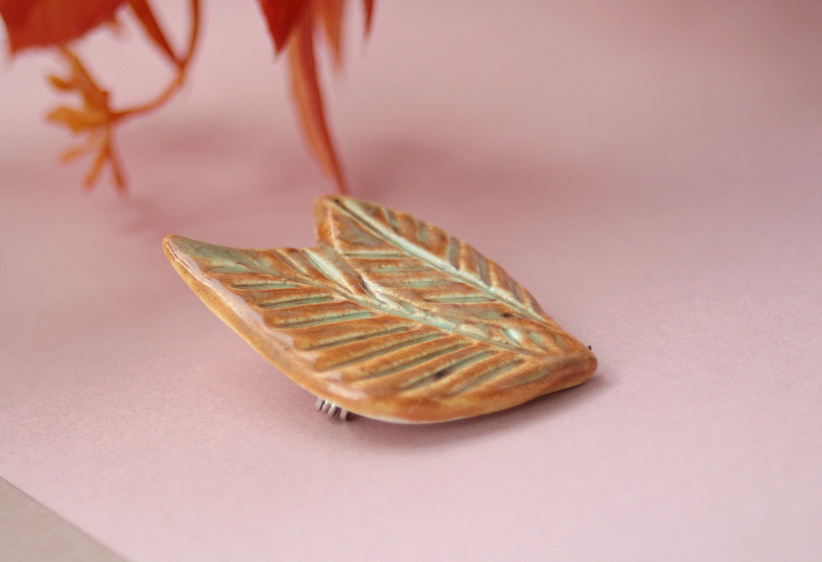 Broszka ceramiczna liść