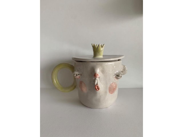 Kubek ceramiczny z twarzą – ręczna rzeźba w glinie