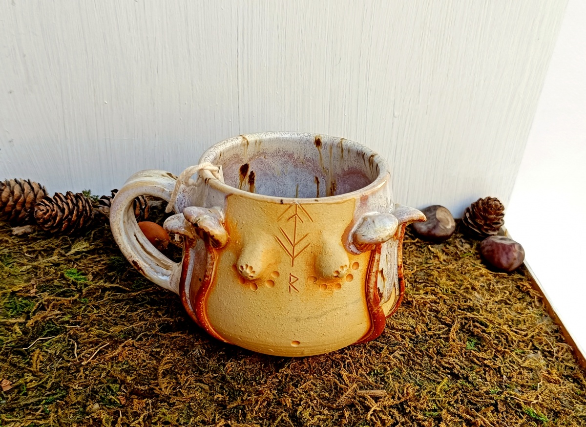 Kubek z runami i grzybami – siła natury w dłoniach  