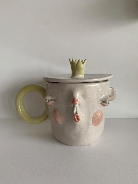 Kubek ceramiczny z twarzą – ręczna rzeźba w glinie