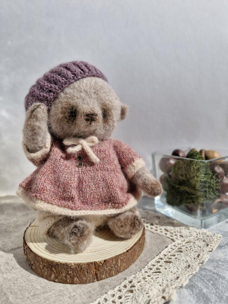 Miś w różowej sukience i fioletowym berecie – urocza kolekcjonerska zabawka