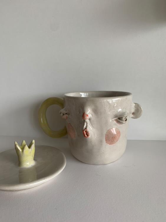 Kubek ceramiczny z twarzą – ręczna rzeźba w glinie