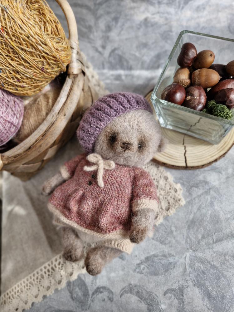 Miś w różowej sukience i fioletowym berecie – urocza kolekcjonerska zabawka