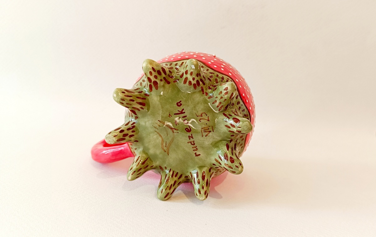 Kubek ceramiczny handmade w czerwone kropki – 280 ml