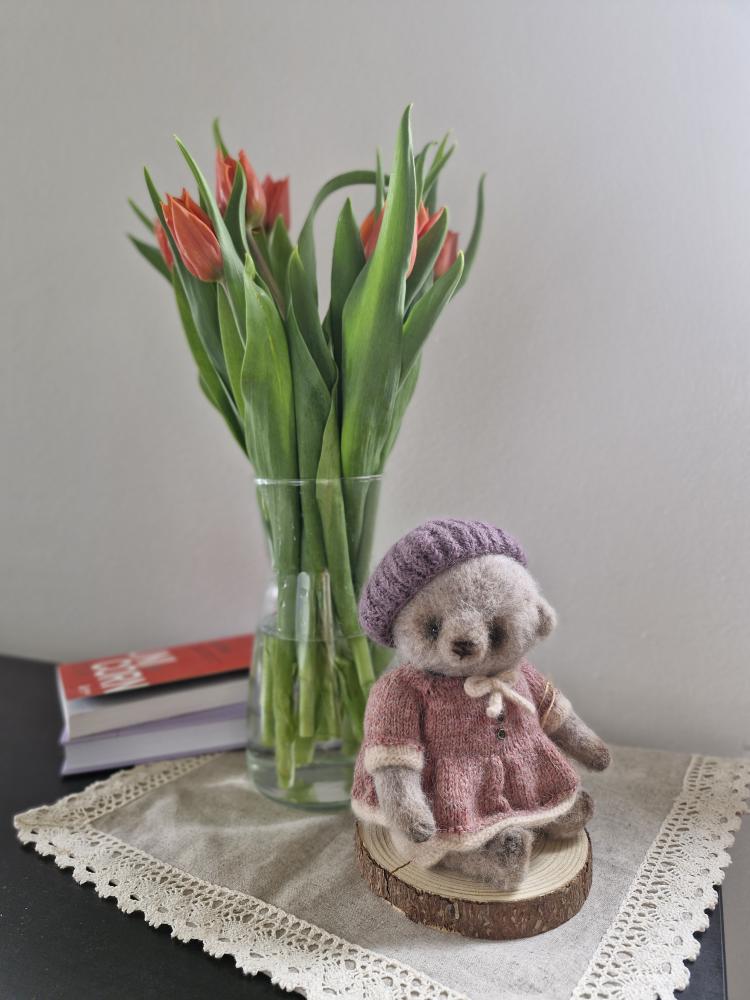 Miś w różowej sukience i fioletowym berecie – urocza kolekcjonerska zabawka