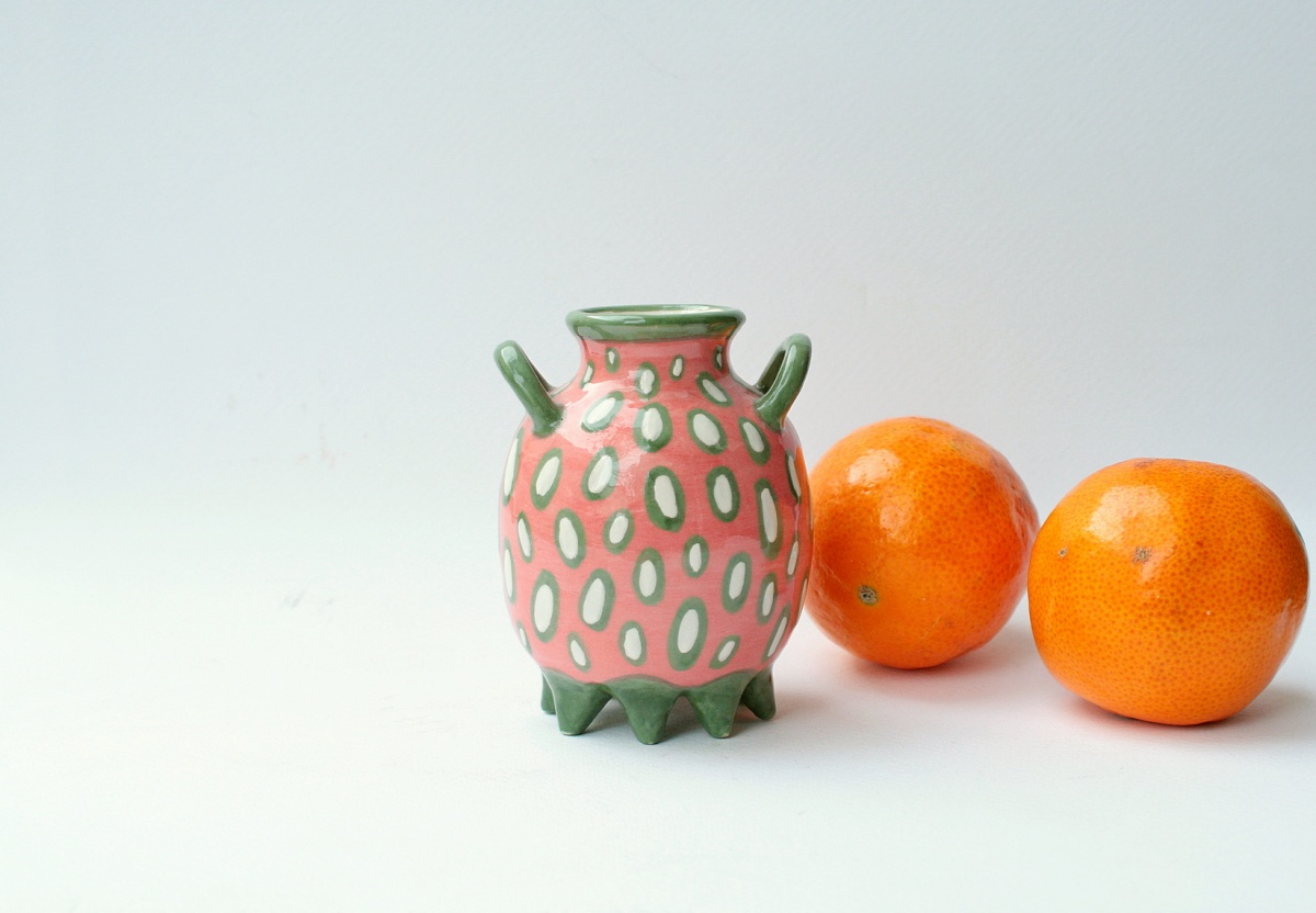   Mały wazon z ceramiki – ciepły akcent do wnętrza  