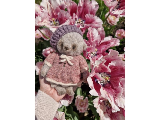 Miś w różowej sukience i fioletowym berecie – urocza kolekcjonerska zabawka