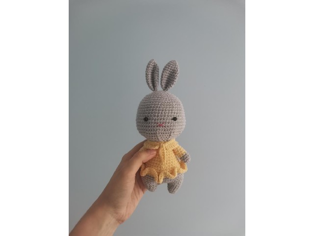 Szydełkowy królik w żółtej sukience