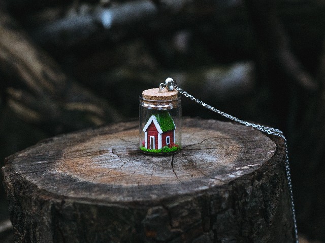 Naszyjnik z miniaturowym domkiem w szklanej buteleczce – nostalgia zamknięta w małym świecie